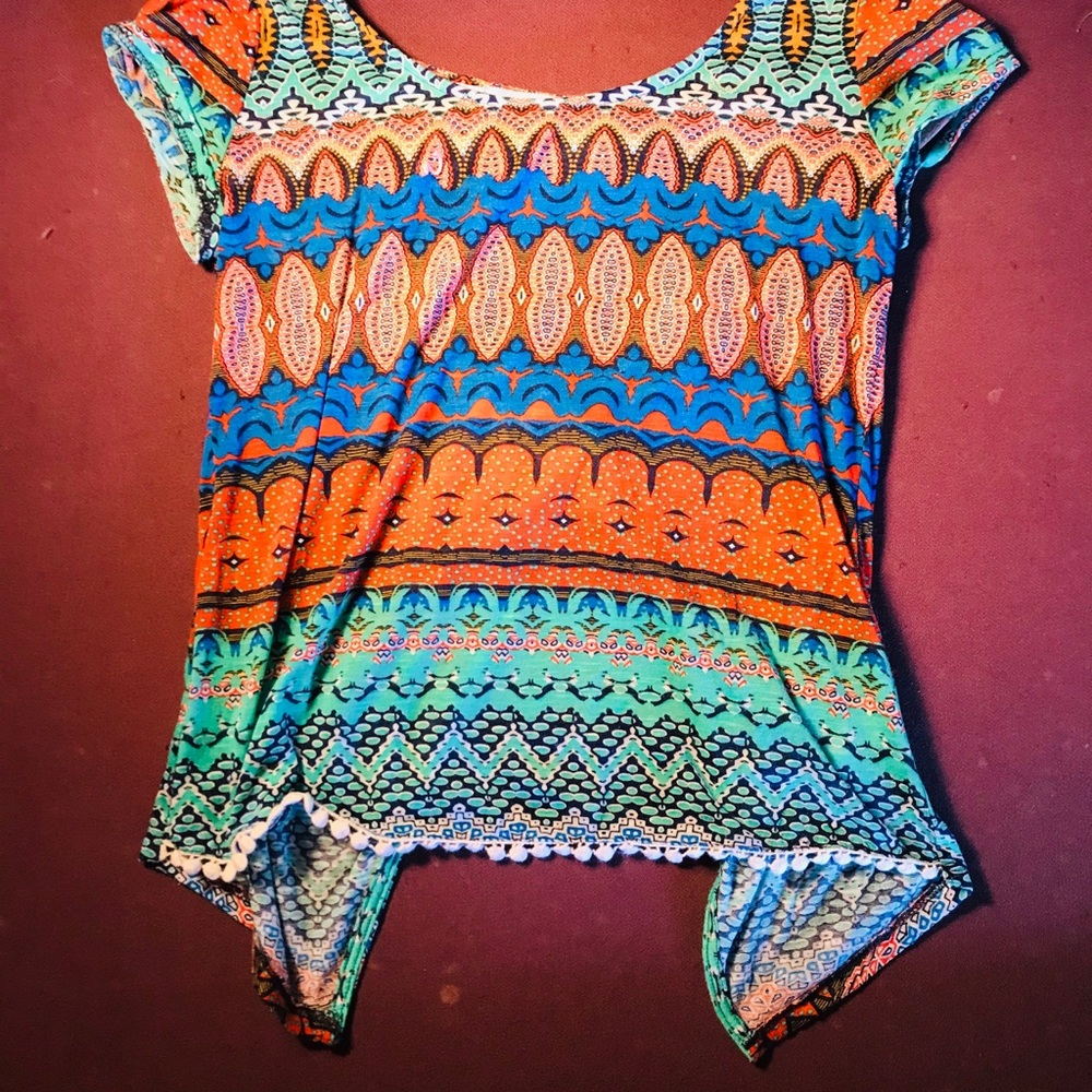 wide neck hole/ colorful patterned shirt